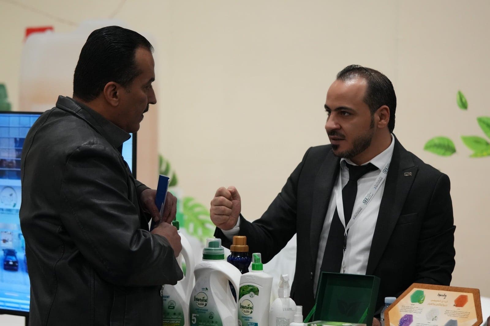 طرفان يناقشان خط منتجات في جناح أحد المورّدين