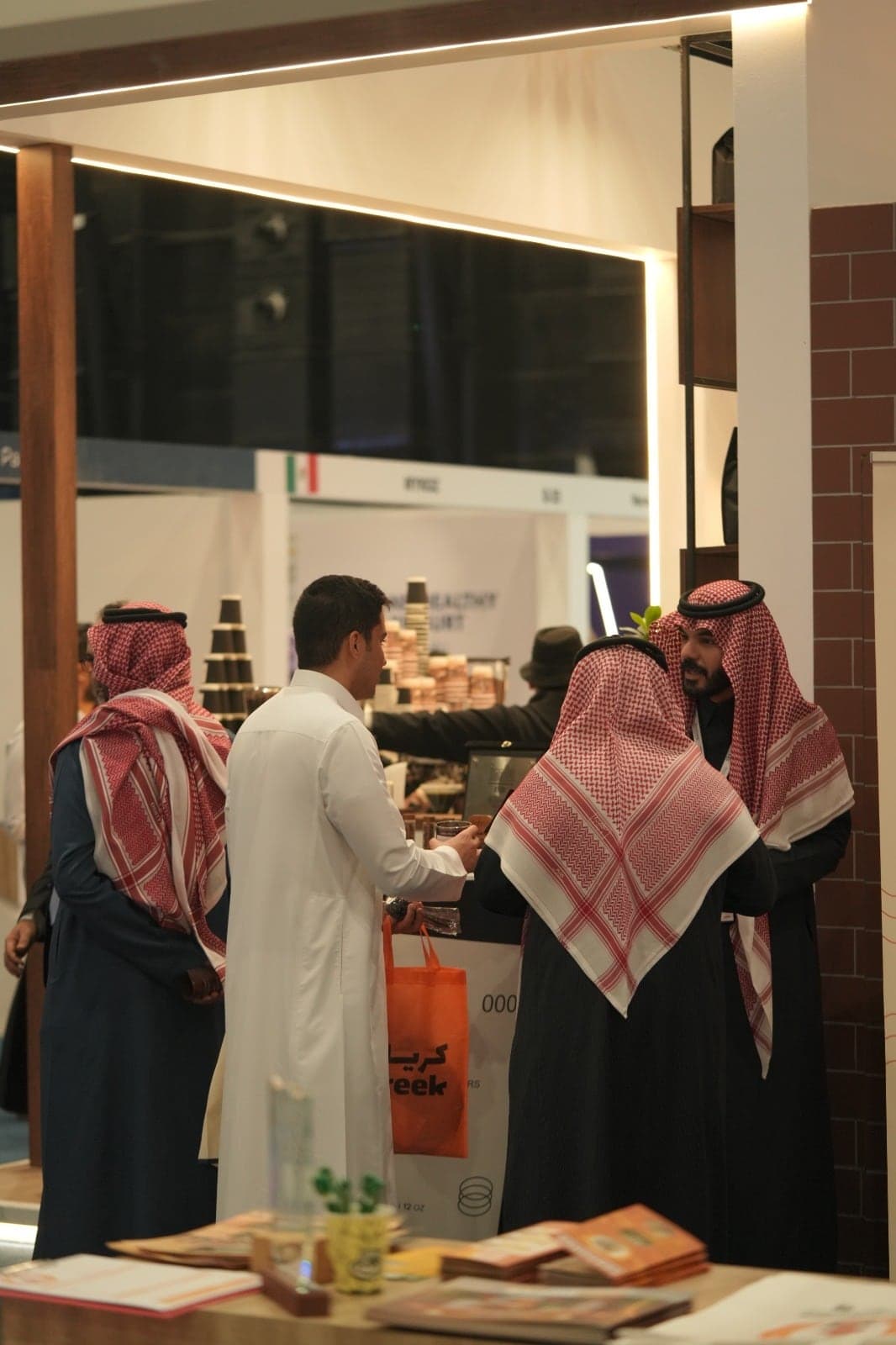 زوار يطّلعون على تشكيلة منتجات عطرية مع العارض