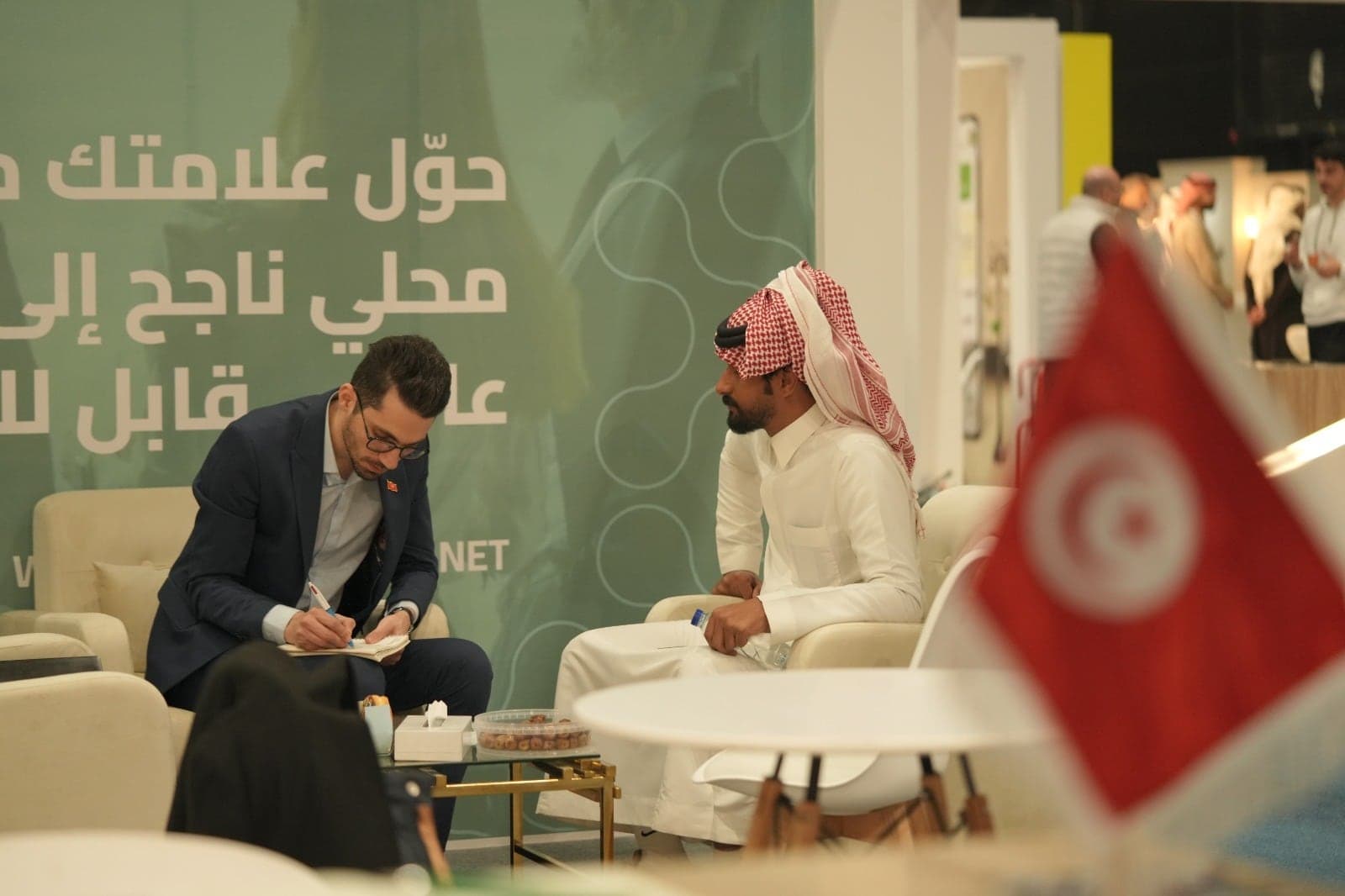 طرفان في لقاء أعمال ثنائي مجدول مسبقًا على أرض المعرض
